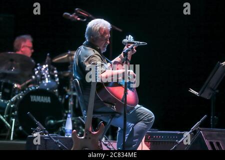 Rom, Italien. Juli 2020. Die Musiker von Francesco Guccini mit Neri Marcorè im Cavea del Parco della Musica in Rom. (Foto von Daniela Franceschelli/Pacific Press) Quelle: Pacific Press Agency/Alamy Live News Stockfoto