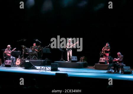 Rom, Italien. Juli 2020. Die Musiker von Francesco Guccini mit Neri Marcorè im Cavea del Parco della Musica in Rom. (Foto von Daniela Franceschelli/Pacific Press) Quelle: Pacific Press Agency/Alamy Live News Stockfoto