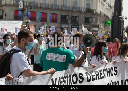 Madrid, Spanien. Juli 2020. Der Leiter des Prortest.Hunderte von mir protestieren gegen die Arbeitsbedingungen der Madrid mir, sie arbeiten als Mediziner, verdienen aber nur 1.000 € mit vielen Stunden Arbeit. MIR sind vermeintliche Studenten über praktische medizinische Frage, und sie werden als regelmäßige Sanitäter, weil die Schuld der Medics von COVID-19 verwendet. (Foto von Jorge Gonzalez/Pacific Press) Quelle: Pacific Press Agency/Alamy Live News Stockfoto