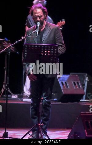 Rom, Italien. Juli 2020. Die Musiker von Francesco Guccini mit Neri Marcorè im Cavea del Parco della Musica in Rom. (Foto von Daniela Franceschelli/Pacific Press) Quelle: Pacific Press Agency/Alamy Live News Stockfoto