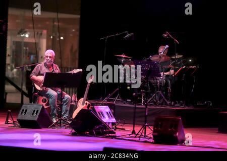 Rom, Italien. Juli 2020. Die Musiker von Francesco Guccini mit Neri Marcorè im Cavea del Parco della Musica in Rom. (Foto von Daniela Franceschelli/Pacific Press) Quelle: Pacific Press Agency/Alamy Live News Stockfoto