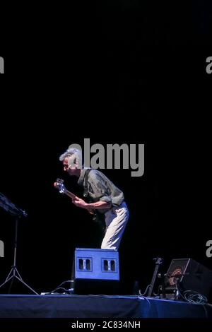 Rom, Italien. Juli 2020. Die Musiker von Francesco Guccini mit Neri Marcorè im Cavea del Parco della Musica in Rom. (Foto von Daniela Franceschelli/Pacific Press) Quelle: Pacific Press Agency/Alamy Live News Stockfoto