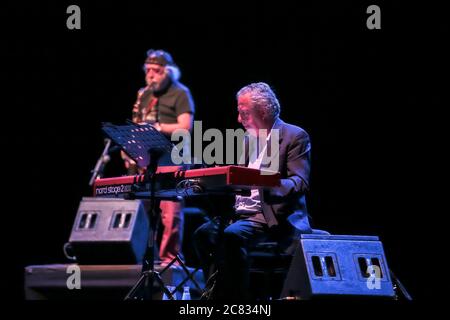 Rom, Italien. Juli 2020. Die Musiker von Francesco Guccini mit Neri Marcorè im Cavea del Parco della Musica in Rom. (Foto von Daniela Franceschelli/Pacific Press) Quelle: Pacific Press Agency/Alamy Live News Stockfoto