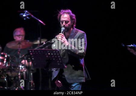 Rom, Italien. Juli 2020. Die Musiker von Francesco Guccini mit Neri Marcorè im Cavea del Parco della Musica in Rom. (Foto von Daniela Franceschelli/Pacific Press) Quelle: Pacific Press Agency/Alamy Live News Stockfoto