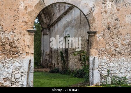 Die Ruinen der alten Kolonialkirche von San Francisco Asis im Dorf Kikil, Yucatan, Mexiko. Stockfoto