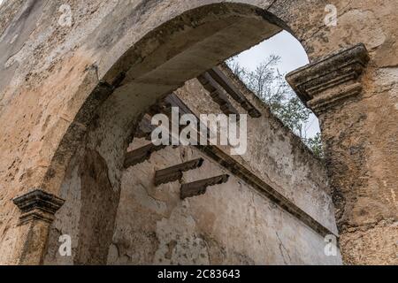 Das dachlose Schiff der Ruinen der alten Kolonialkirche San Francisco Asis im Dorf Kikil, Yucatan, Mexiko. Einige Holzträger o Stockfoto