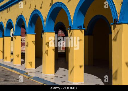 Die bunt bemalten Bögen des Stadtpalastes oder des Rathauses auf dem zentralen platz oder dem Stadtplatz in Chapab de las Flores in Yucatan, Mexiko. Stockfoto