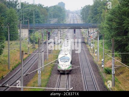 Ludwigsfelde, Deutschland. Juli 2020. Auf der Bahnstrecke Berlin-Dresden zwischen Großbeeren und Birkengrund verläuft ein ICE. Quelle: Soeren Stache/dpa-Zentralbild/ZB/dpa/Alamy Live News Stockfoto