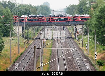 Ludwigsfelde, Deutschland. Juli 2020. Ein mit Autos beladener Güterzug fährt von Ludwigsfelde über eine Brücke in Richtung Königs-Wusterhausen und passiert die Bahnstrecke Berlin-Dresden zwischen Großbeeren und Birkengrund. Quelle: Soeren Stache/dpa-Zentralbild/ZB/dpa/Alamy Live News Stockfoto