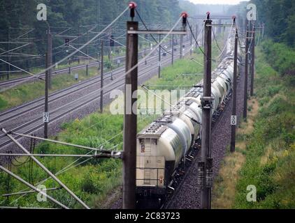 Ludwigsfelde, Deutschland. Juli 2020. Ein Güterzug mit Kesselwagen verläuft entlang der Bahnstrecke Berlin-Dresden zwischen Großbeeren und Birkengrund. Quelle: Soeren Stache/dpa-Zentralbild/ZB/dpa/Alamy Live News Stockfoto