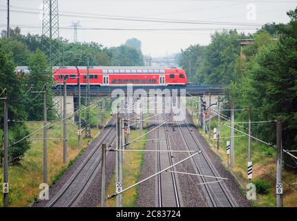 Ludwigsfelde, Deutschland. Juli 2020. Ein Regionalexpress RE5 zum Rostocker Hauptbahnhof fährt von Königs-Wusterhausen über eine Brücke in Richtung Ludwigsfelde und passiert die Bahnstrecke Berlin-Dresden zwischen Großbeeren und Birkengrund. Quelle: Soeren Stache/dpa-Zentralbild/ZB/dpa/Alamy Live News Stockfoto