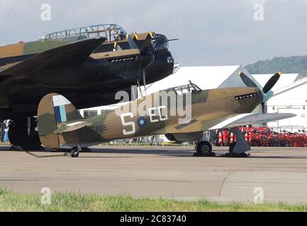 PZ865, ein Hawker Hurricane IIC, der vom RAF's Battle of Britain Memorial Flight auf der RAF Leuchars Airshow 2013 betrieben wird Stockfoto