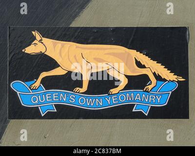 Das Abzeichen des Reserveregiments der britischen Armee, der Königin-eigenen Yeomanry, zeigt einen laufenden Fuchs. Stockfoto