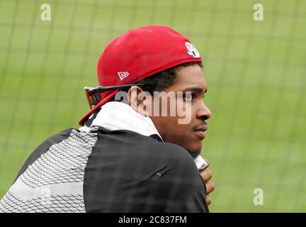 St. Louis, Usa. Juli 2020. St. Louis Cardinals Pitcher Alex Reyes beobachtet Schlagübungen vom Dugout im Busch Stadium in St. Louis am Montag, 20. Juli 2020. Foto von Bill Greenblatt/UPI Kredit: UPI/Alamy Live News Stockfoto