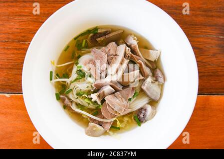 Köstliche Nudeln Schüssel / close up von Vermicelli Nudeln Suppe mit Schweinefleisch Eintopf und Gemüse in Schüssel traditionelle thai-und chinesischen Stil Essen aus asien , Po Stockfoto