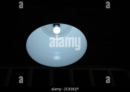 Lampe Decke elektrische Ausrüstung / dunkle Lampe Leuchte mit einem breiten industriellen Metall Design Lichtquelle industrielle Beleuchtung innen Stockfoto