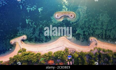 Luftaufnahme des Karang Strandes, umgeben vom Meer und Grün in Sanur, Bali Stockfoto