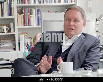 Hamburg, Deutschland. Juli 2020. Der Hamburger Kultursenator Carsten Brosda (SPD) sitzt bei einem Pressetermin an einem Tisch in seinem Büro. Quelle: Jonas Klüter/dpa/Jonas Klüter/dpa/Alamy Live News Stockfoto