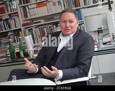 Hamburg, Deutschland. Juli 2020. Der Hamburger Kultursenator Carsten Brosda (SPD) sitzt bei einem Pressetermin an einem Tisch in seinem Büro. Quelle: Jonas Klüter/dpa/Jonas Klüter/dpa/Alamy Live News Stockfoto