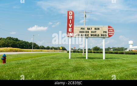 Litchfield USA - 1. September 2015; Drive-in Kino Schild entlang der Route 66 Highway etwas außerhalb der Stadt in Illinois, USA. 1 Stockfoto