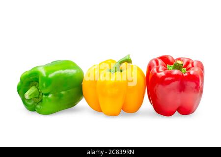 Drei Farben süße Paprika auf weißem isolierten Hintergrund mit Clipping Pfad. Gelbe, grüne und rote Paprika süß haben hohe Vitamin-und Ballaststoffe ju Stockfoto