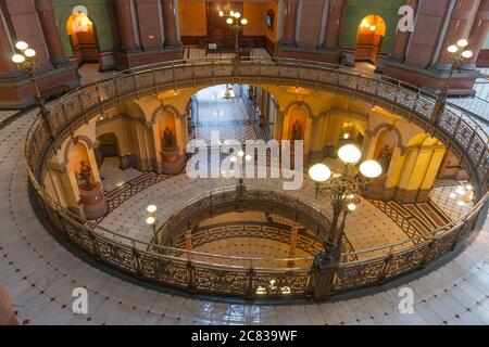 Springfield USA - 1. September 2015; Goldene Treppe und Rotunde im dritten Stock des Statehouse in Sicht unten durch die unteren Ebenen. Stockfoto