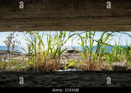 Blick aus einem Feuerkontrollturm auf der Insel Morgonlandet, Kemiönsaari, Finnland Stockfoto