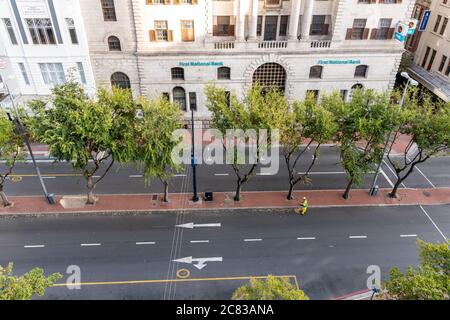 KAPSTADT, SÜDAFRIKA - 05. Apr 2020: Eine leere Adderley Street im Zentrum von Kapstadt während der Coronavirus-Sperre im April 2020 Stockfoto