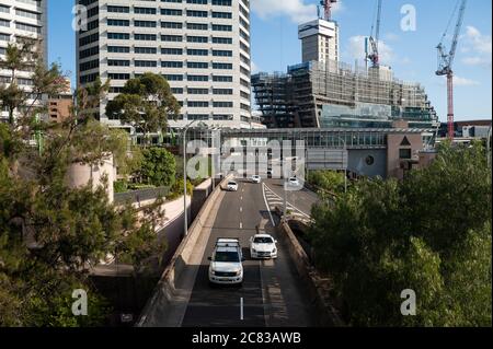 25.09.2019, Sydney, New South Wales, Australien - Blick von oben auf den Stadtverkehr im Stadtzentrum östlich von Darling Harbour. Stockfoto