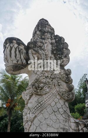 Traditionelle indonesische Kunst und Symbol der balinesischen hindu-Religion - Gesichter mythologischer Drachen vor dem Eingang des Lempuyang-Tempels. Bali Stockfoto