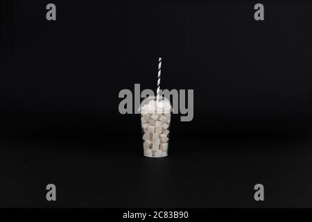 Glas Zuckerwürfel Cocktail mit einem Stroh isoliert vor dem bunten Hintergrund, Minimalismus Stockfoto