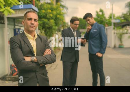 Portrait von persischen Geschäftsleuten zusammen in den Straßen im Freien Stockfoto