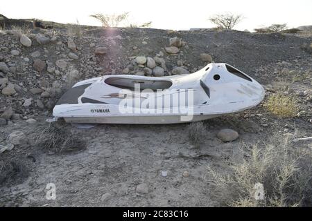 Ein gebrochenes, ausrangierte Boot im trockenen See, Boot in der Wüste. Muscat, Oman Stockfoto