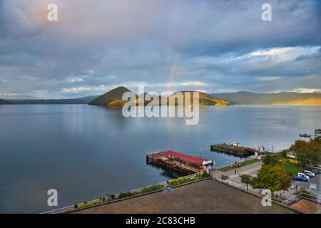 See toya in Toyoko Stadt, Hokkaido Japan, erstaunliche Aussicht mit dem Regenbogen. Stockfoto