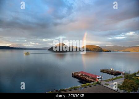 See toya in Toyoko Stadt, Hokkaido Japan, erstaunliche Aussicht mit dem Regenbogen. Stockfoto