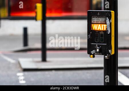 Zebrastreifen für Fußgänger mit Kontrolllampe auf einem defokussierten Hintergrund, London, UK - Bild Stockfoto