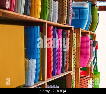Textur Hintergrund der mehrfarbigen Blumentöpfe stehen auf den Regalen. Stockfoto