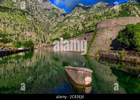 Smaragdgrüne Wasser der Bucht von Kotor oder Boka Kotorska, Berge und das alte steinerne Stadtmauer von Kotor ehemalige venezianische Festung in Montenegro Stockfoto