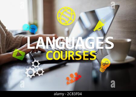 Sprachkurse, Online-Lernen, Englischunterricht, E-Learning-Konzept auf virtuellem Bildschirm Stockfoto