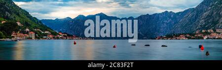 Panoramablick auf die Bucht von Kotor oder Boka Kotorska mit Berge, kristallklare Wasser bei Sonnenuntergang auf dem Balkan, in Montenegro an der Adria Stockfoto