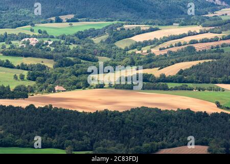 Schöne ländliche Landschaft mit Feldern, Hügeln und Bergen in Südfrankreich Stockfoto