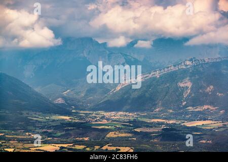Wunderschöne Berglandschaft mit dramatischen Wolken über den französischen Alpen Stockfoto