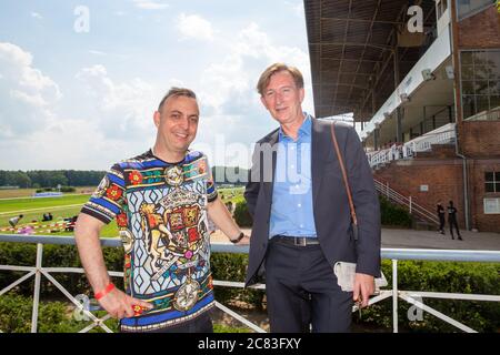 Hoppegarten, Deutschland. Juli 2020. DHB-Vizepräsident Bob Hanning (l.) und Rennstreckenbesitzer Gerhard Schöningh kommen zum Renntag auf der Rennstrecke Hoppegarten. Quelle: Gerald Matzka/dpa-Zentralbild/ZB/dpa/Alamy Live News Stockfoto