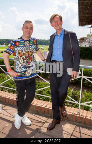 Hoppegarten, Deutschland. Juli 2020. DHB-Vizepräsident Bob Hanning (l.) und Rennstreckenbesitzer Gerhard Schöningh kommen zum Renntag auf der Rennstrecke Hoppegarten. Quelle: Gerald Matzka/dpa-Zentralbild/ZB/dpa/Alamy Live News Stockfoto