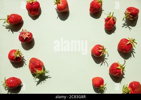 Rote Frucht, bilden Lebensmittel Grenze Rahmen, Website-Poster-Design mit Copy space.Strawberry nahtlose Muster frame.RIPE Beeren auf grünem farbigen Hintergrund Stockfoto