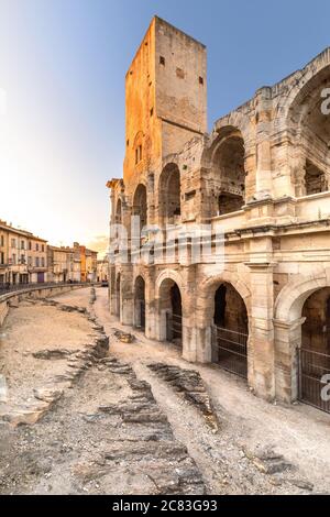 Weitwinkelansicht der römischen Arena in den franzosen Stadt Arles bei Sonnenuntergang Stockfoto