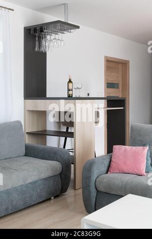 Wohnzimmer mit Barhocker im modernen Haus Stockfoto