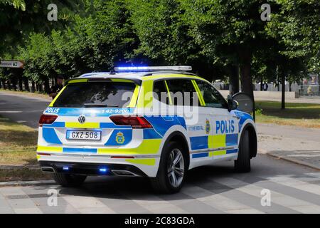 Norrkoping, Schweden - 3. Juli 2020: Rückansicht eines schwedischen Volkswagen Polizeiautos, das auf einem Fußgängerüberweg steht. Stockfoto