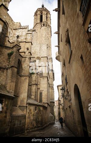 Vertikale Aufnahme der Kathedrale von Santa Eulalia in Barcelona, Spanien Stockfoto