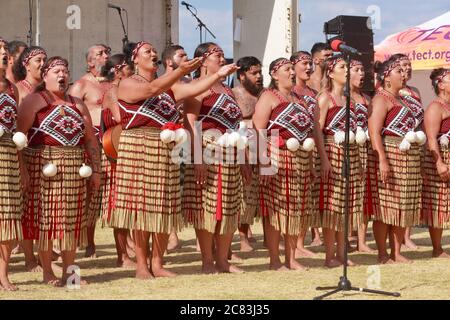 Neuseeländische Maori-Frauen einer kapa haka (Maori-Tanz)-Gruppe, die in traditioneller Kleidung auftreten. Mount Maunganui, Neuseeland, 6. Februar 2019 Stockfoto